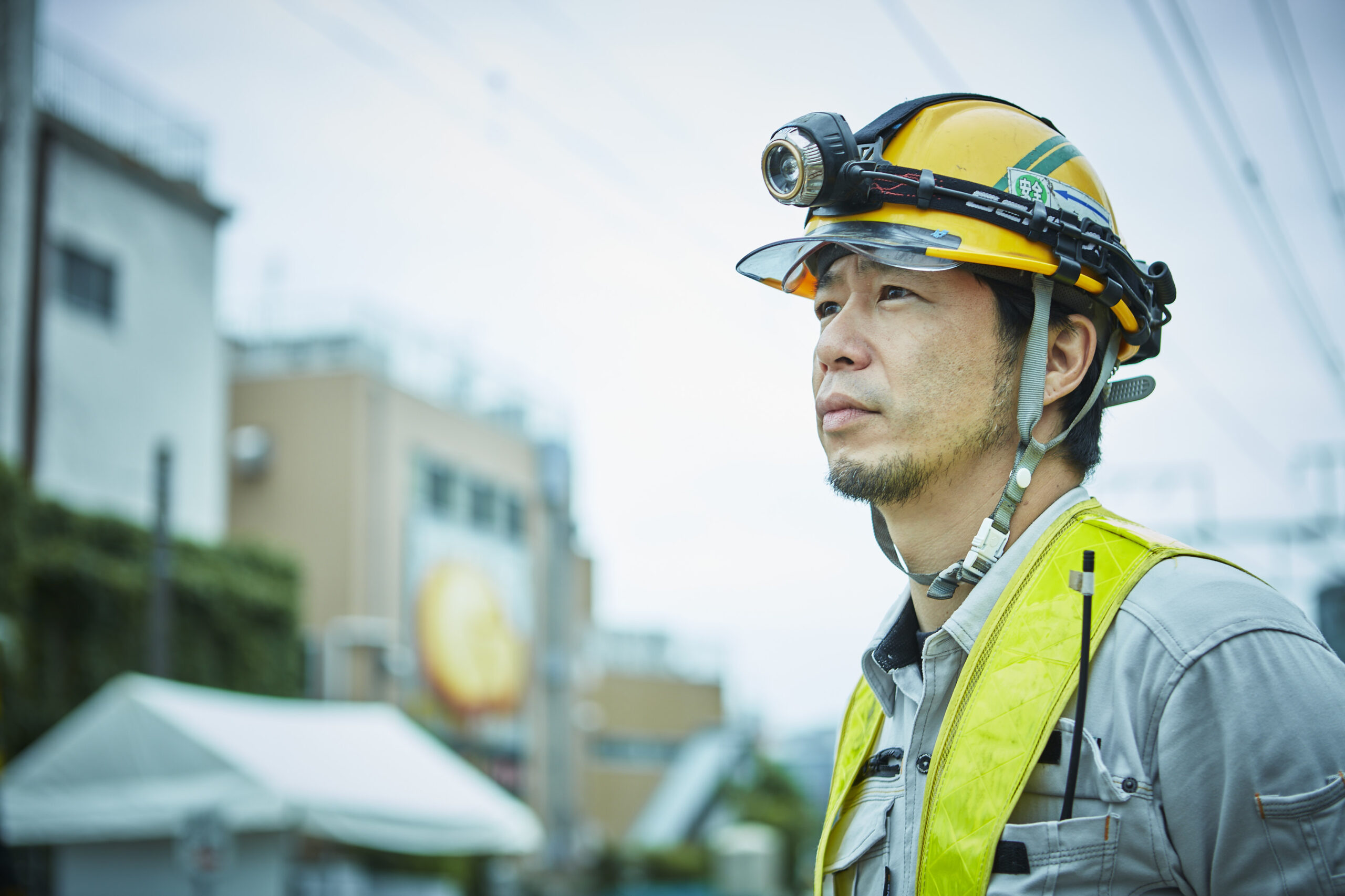 鉄道工事での真剣な表情